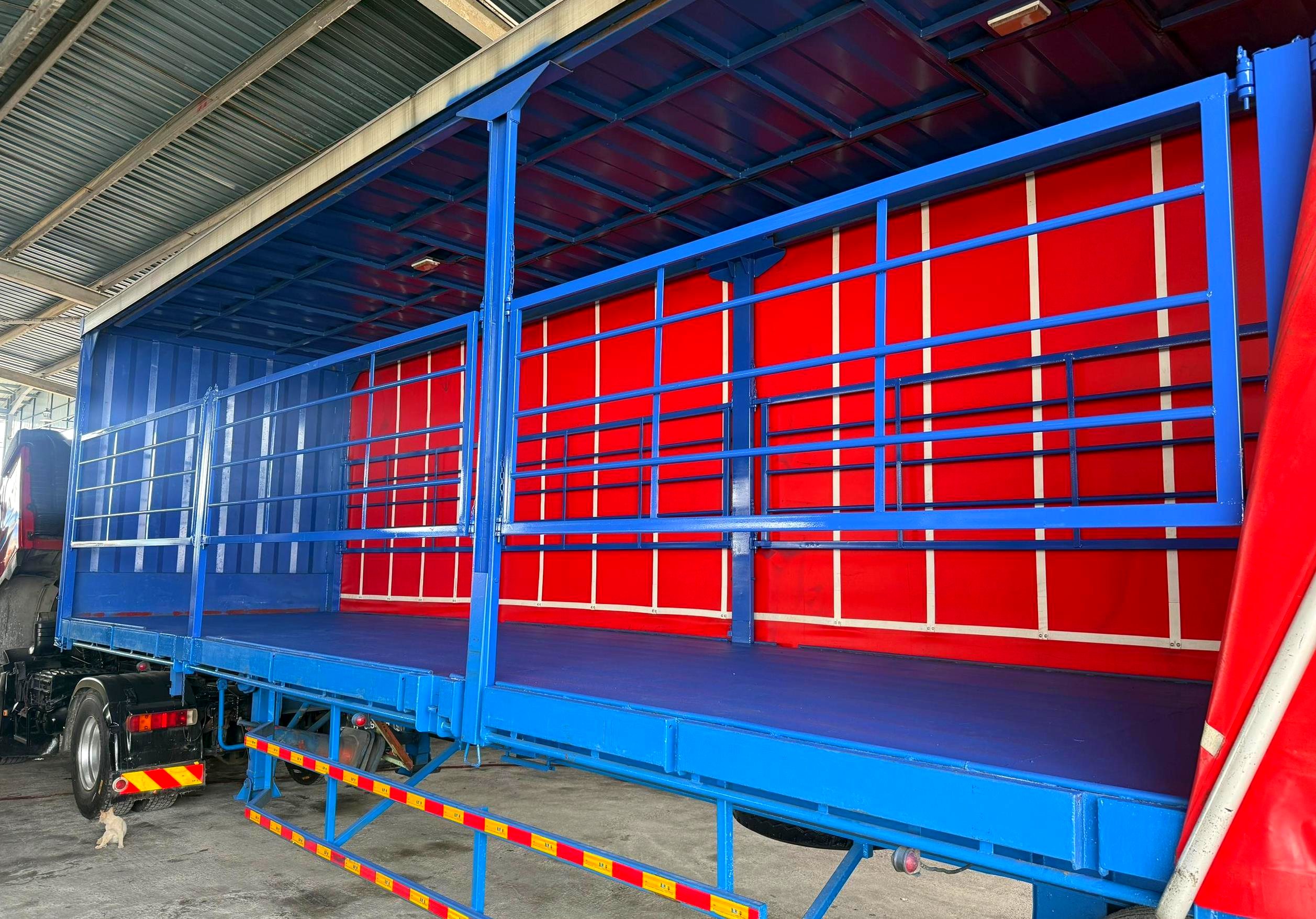 Curtain-sider interior railings