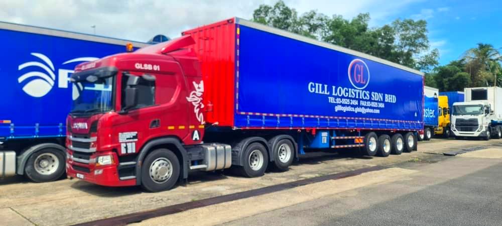 GLSB 01 Scania with curtain-sider at the depot