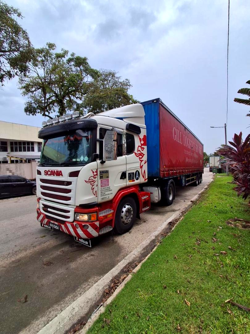 GLSB Scania with curtain-sider at the roadside