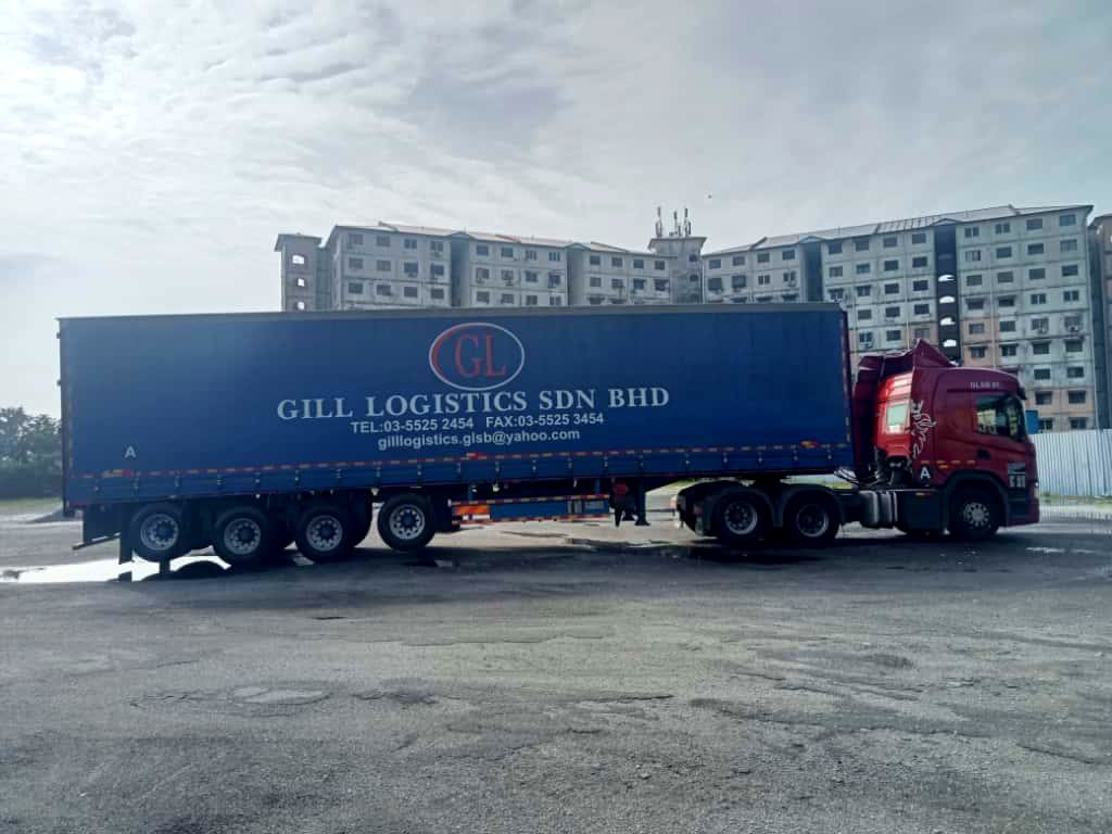 GLSB curtain-sider trailer in the city