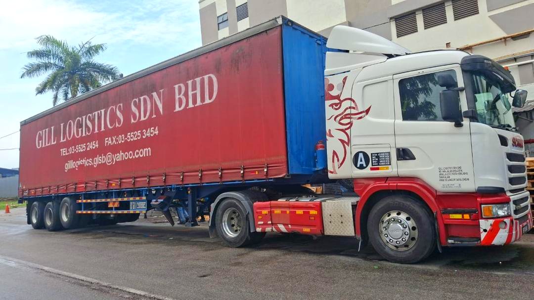 GLSB red curtain-sider trailer with Scania prime mover
